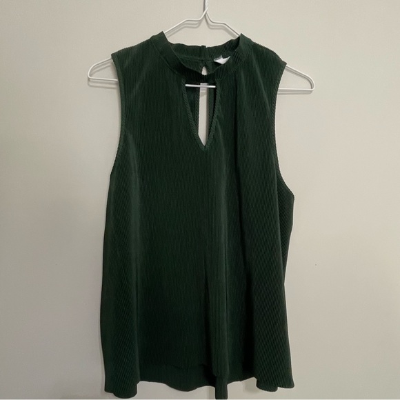 BB Dakota Forest Green Top Size Medium ~ Perfect for date night or Business Wear - Picture 10 of 11